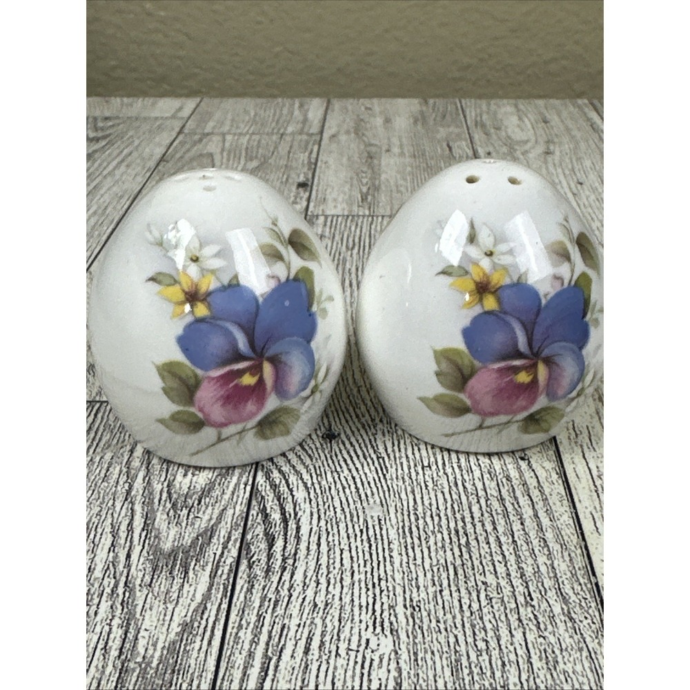 Vintage Pair Of Salt And Pepper Shakers Blue Pink Flower Cottagecore Shabby Chic